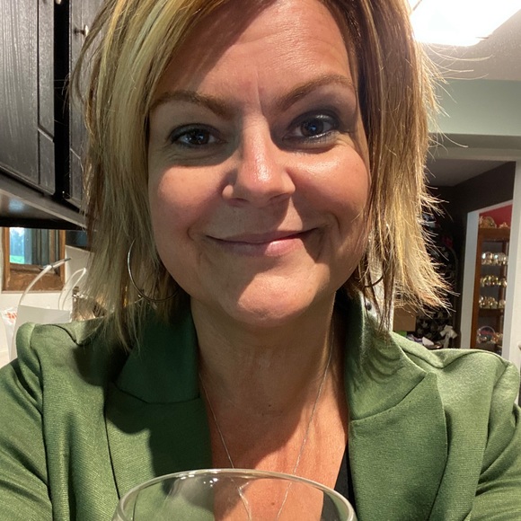 Meet your Posher, Hollie - Picture 2 of 3